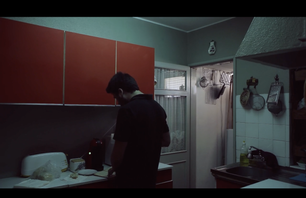 Ator na cozinha. Excerto do filme 29A